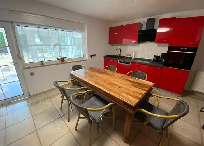 Stilvolles Ferienhaus Mit Garten Fuer 6 Personen